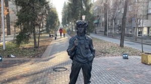 Памятник Виктору Цою в Казахстане, где снимали фильм "Игла".