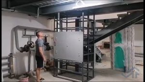 Сервисный подъемник в металлокаркасной шахте