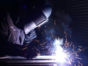 Сварка каркаса лестницы. Как из трубы сделать лестницу? Как производят парящие лестницы?