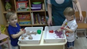 Занятие дошкольников раннего возраста (2-3 года) в студии игры с кинетическим песком