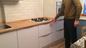 Белая глянцевая кухня. Дизайн белой кухни с фурнитурой Blum.  Кухни на заказ.