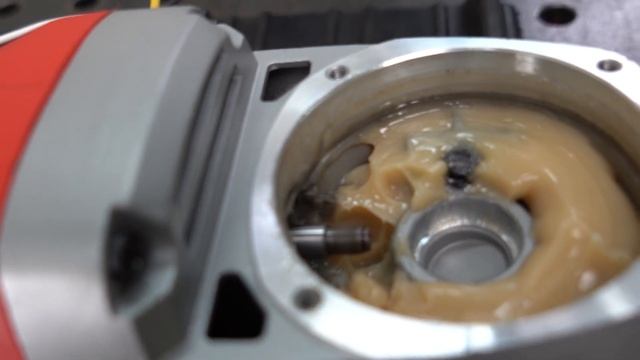 Демонстрация работы УШМ Milwaukee с асинхронным двигателем «Совэлмаш» с технологией «Славянка» смотреть онлайн