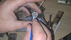 Вскрытие бюджетного цилиндрового замка с английским типом ключа