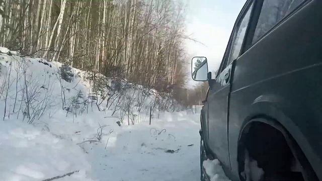 Поехали на Пыже на подмогу за Нивой в гололёд по трассе?