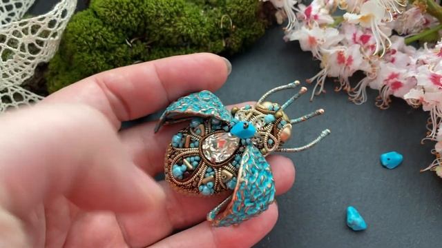 Брошь насекомое вышитое украшение с кристаллом Жук 3d канитель бирюза1