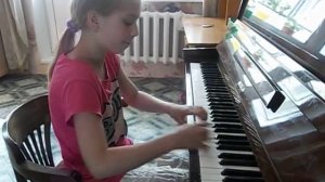 Девочка играет на фортепиано,необыкновенно