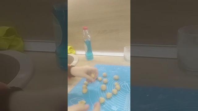 делаем вкусняшку орешки из теста со сгущонкой рецепт ? смотреть онлайн