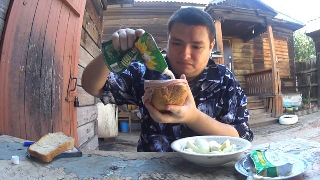 Руслан Гительман обедает