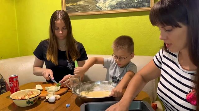 Влог Готовим шарлотку вместе. Рецепт
