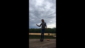 Танцы Девочка смешно танцует