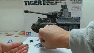 Сборная модель немецкого танка TIGER1.Tamiya.Воздушные фильтры  и фары .Видео 5.