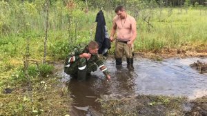 Подъем трактора ДТ 75 из болота. lifting the tractor dt 75 from the swamp