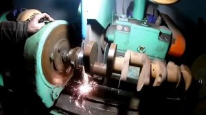 запустили станок для шлифовки коленчатых валов.