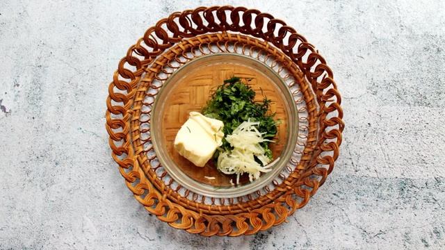 Отрывной пирог с сыром, чесноком и зеленью