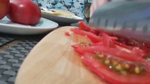 Салат с яичными блинчиками помидорами и сыром. Видеорецепт.