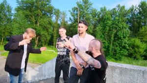 ПАРНИ ИГРАЮТ В БУТЫЛОЧКУ НА ПОЦЕЛУЙ | ШОУ ИДИОТЫ