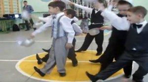 Танцует первый класс