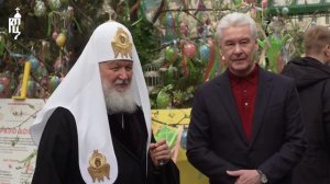 Кирилл Гундяев и Сергей Собянин посетили фестиваль «Пасхальный дар» в Москве.  Знак масона.