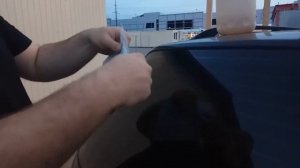 Как приклеить наклейку на заднее стекло.