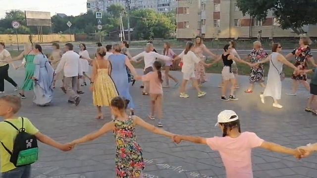 Прямо сейчас, в эти минуты, хороводы в честь Дня рождения А. С. Пушкина