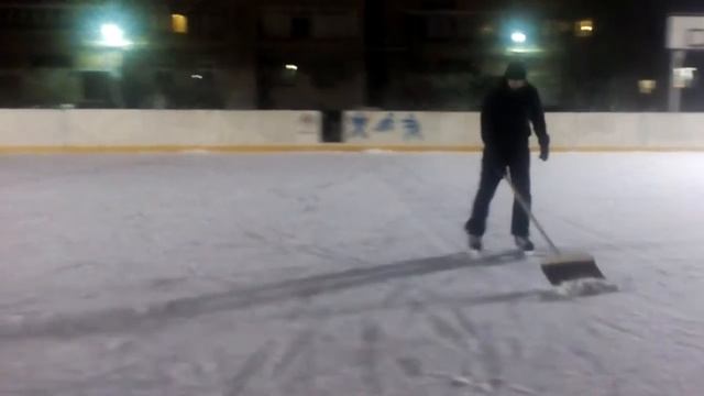 Чистим снег на катке смотреть онлайн
