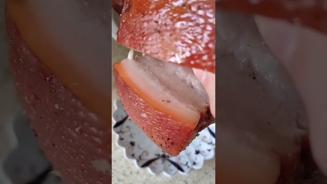 Достала сало из кастрюли?#сало #салосоленое#соленоесало