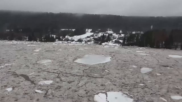 В Великий Устюг прибывает второй эшелон аэромобильной группировки спасателей МЧС России смотреть онлайн
