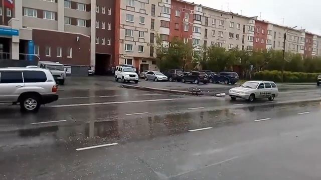 Новый Уренгой. Упал жб столб на проезжую часть. смотреть онлайн