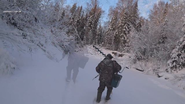 ЛОВИМ С БАТЕЙ КРУПНОГО ХАРИУСА / ПРОРЫВАЕМСЯ К ТАЕЖНОЙ РЕКЕ / СЛОМАЛИ НОВЫЙ БУКС смотреть онлайн