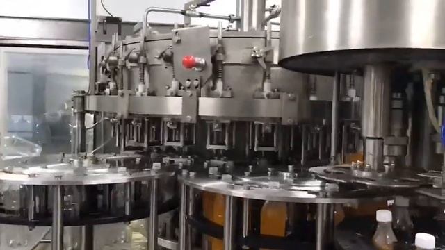 Автоматически вращающаяся ПЭТ   бутылка поднимается вверх, чтобы очистить сок наполняет крышку виде