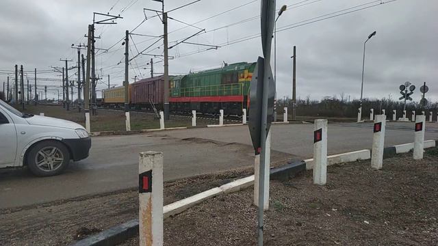 Маневровый тепловоз с хозяйственным поездом с вагонами-рельсовозами. КЖД смотреть онлайн