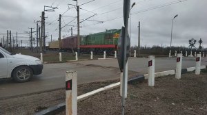 Маневровый тепловоз с хозяйственным поездом с вагонами-рельсовозами. КЖД