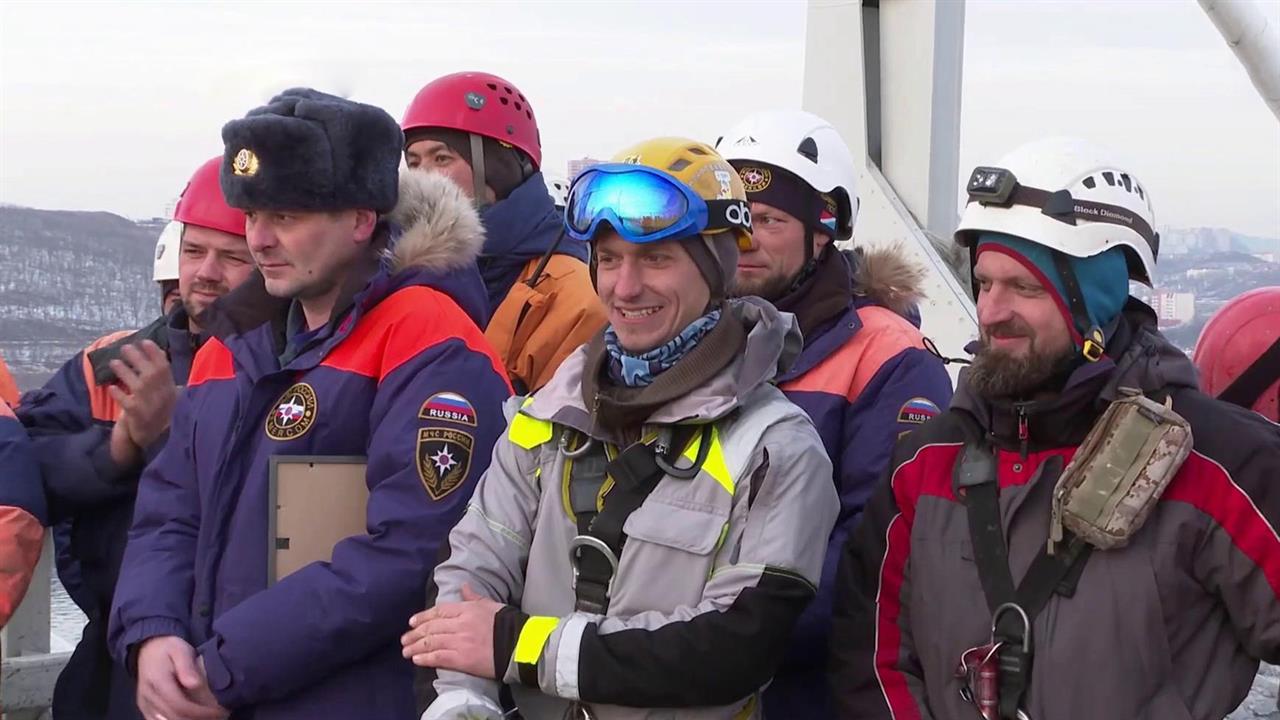 Спасателей и альпинистов, которые освободили из ле...ов Русский, наградили за самоотверженную работу