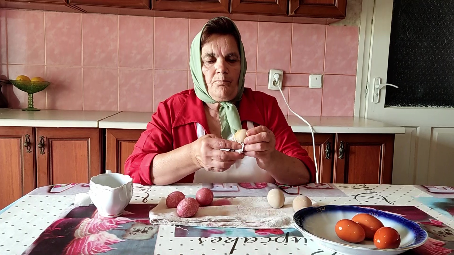 Бабушка красит яйца на Пасху натуральными красителями смотреть онлайн