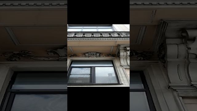 Васильевский остров .Эркер дома. 1 линия дом 4  архитектором дома указан Д. Трезини.