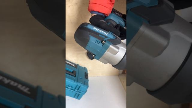 Аккумуляторный Гайковёрт Makita DTW1001