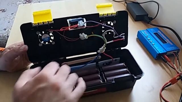 Мощный самодельный аккумулятор на 12 в. БЕЗ ПАЙКИ. из аккумуляторных батарей 18650. смотреть онлайн