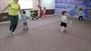 Танец снежинок. Две композиции. Танцуют дети 2-2,5 лет