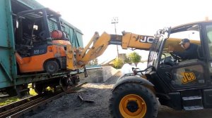 Разгрузка Тойоты с помощью JCB 541-70