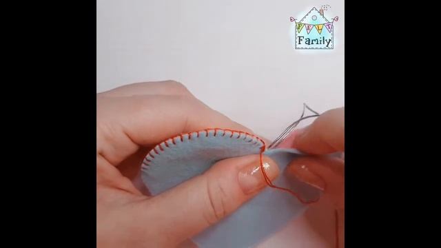 Вшиваем петельку для подвешивания игрушки. Шьем из фетра легко. Felt Family.