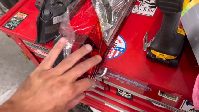 2014-2018 Ford Transit Connect Complete Taillight Assembly and/or Rear bulb Replacement смотреть онлайн