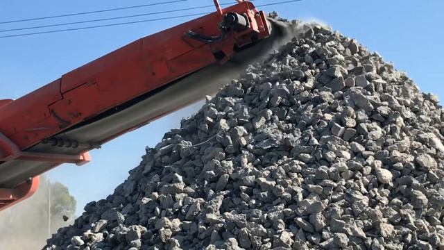 Переработка бетонного боя  во вторичный щебень.