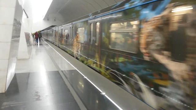 Именной поезд "Полосатый экспресс 2" на станции Петровско-Разумовская 2.(Второй поезд) смотреть онлайн