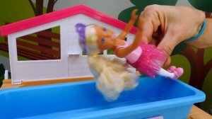 Распаковка домика Барби и Челси - Видео для девочек с куклами.