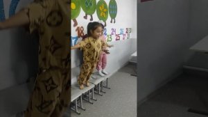 5 обезьяны прыгали в кровати