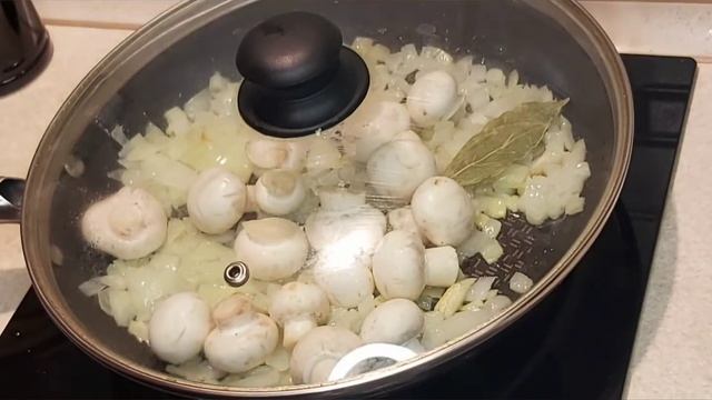 Жареные пельмени с грибами.
