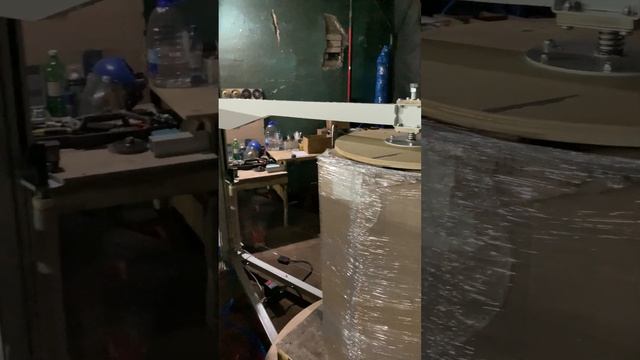 Komfort P1500. Упаковочное оборудование, обмотчик в стрейч-плёнку с верхним пневмо-прижимом.