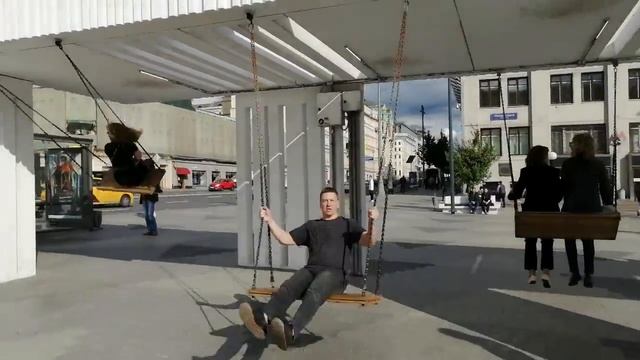 Катаюсь на качелях. Триумфальная площадь