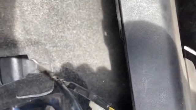 Toyota Noah, Voxy, Esquire hybrid. Как почистить сетку на охлаждении батареи гибрида.