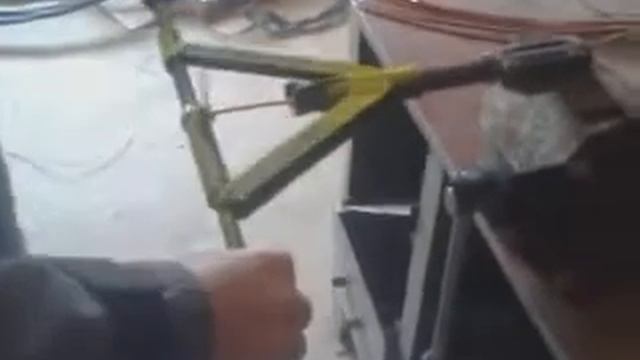 Станок для изготовления ушка на звеньевой струне контактной сети.